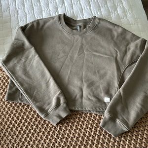 Vuori crop crew neck sweatshirt